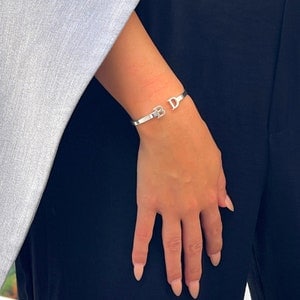 Dos brazaletes con iniciales para pareja - Plata de ley 925 - Brazalete abierto ajustable para él y para ella - Idea de regalo para el Día de la Madre para la abuela