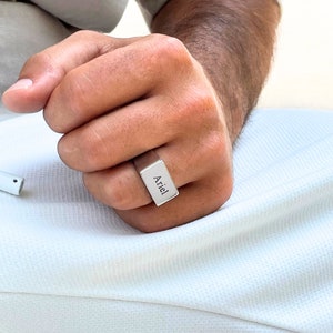 Anillo de sello para hombre con grabado personalizado en acero inoxidable plateado - Anillo con nombre personalizado - Regalo de joyería para el Día del Padre para tu esposo