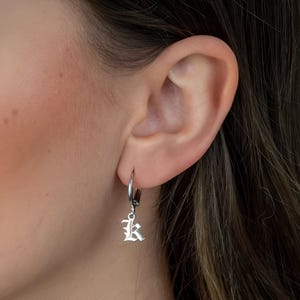 Juego de pendientes con iniciales góticas, letra inglesa antigua en plata de ley, pendientes colgantes, pendientes de aro para mujer, regalo personalizado para ella
