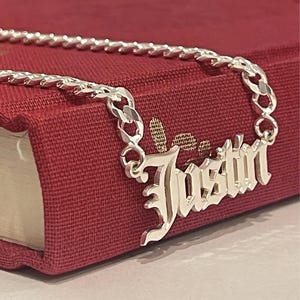 Colar com nome cubano inglês antigo em prata esterlina - Placa de identificação personalizada com fonte gótica - Joia personalizada - Presente de Dia dos Pais para ele