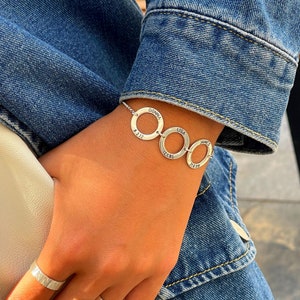 Pulsera grabada para madre con nombres y fechas de nacimiento de niños en plata de ley. Dijes multicirculares grabados a medida. Regalo para el Día de la Madre para la abuela.