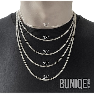 Pu&ograve; includere: Cinque collane a catena gourmette color argento presentate in lunghezze variabili di 16, 18, 20, 22 e 24 pollici. Le catene sono sovrapposte su una maglietta nera, con il testo BUNIQE JEWELRY visibile nell'angolo in basso a destra dell'immagine.