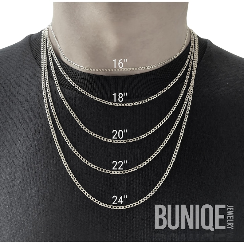 Pu&ograve; includere: Cinque collane a catena gourmette color argento presentate in lunghezze variabili di 16, 18, 20, 22 e 24 pollici. Le catene sono sovrapposte su una maglietta nera, con il testo BUNIQE JEWELRY visibile nell'angolo in basso a destra dell'immagine.