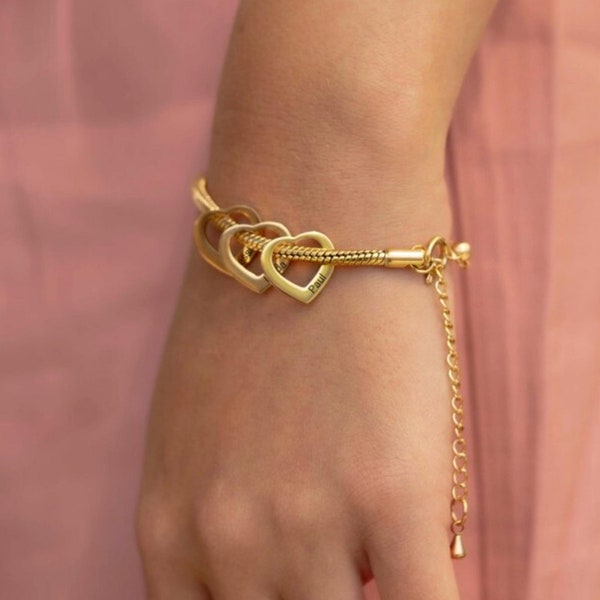 Bracelet coeurs personnalisé pour maman avec prénoms d'enfants - Gravure laser sur des breloques coeur personnalisées - Bijoux personnalisés - Cadeau Saint-Valentin pour elle