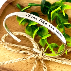 Brazalete de plata de ley con grabado personalizado: Brazalete abierto personalizado