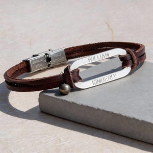 Herrarmband i läder med gravyr i sterlingsilver - Personliga smycken - Fars dag-present till honom