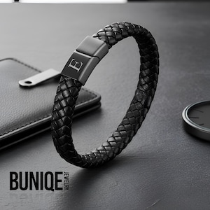 Pulsera con inicial para hombre: Brazalete de cuero trenzado negro - Regalo con mensaje secreto grabado personalizado
