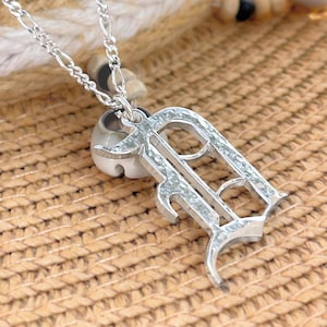 Collar con inicial martillada en plata de ley con fuente inglesa antigua. Colgante con letra gótica grande. Cadena Figaro. Regalo de joyería para él.