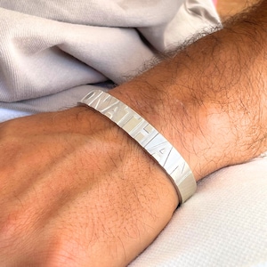 Pulsera de plata de ley maciza con nombre personalizado para hombre - Brazalete abierto ajustable de 8 mm de ancho - Joyería para el Día del Padre - Regalo único para papá