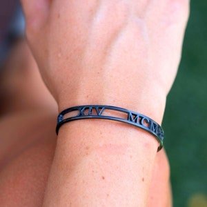 Pulseira de numeral romano em prata esterlina oxidada - Punho personalizado ajustável para homens ou mulheres - Ideia de presente para data de aniversário