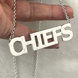 Collar con nombre personalizado en plata de ley - Colgante con placa con letras grandes y llamativas - Joyería personalizada - Regalo para el Día del Padre