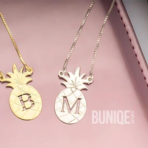 Collar con inicial de piña en plata de ley - Joyería tropical de verano - Regalo personalizado para ella