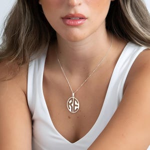 Colar com monograma recortado em prata esterlina - Letras maiúsculas - Joia com iniciais exclusivas - Presente personalizado com monograma para homens ou mulheres
