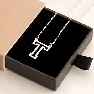 Collar con inicial personalizado en plata de ley - Colgante con letra universitaria - Collar de graduación personalizado - Regalo de la clase de 2025 para ella