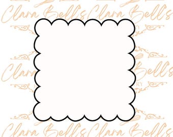 Puede incluir: Un cortador de galletas cuadrado con un diseño de borde festoneado. El cortador presenta un centro blanco sólido rodeado por un grueso contorno negro, creando una forma distintiva para cortar masa en piezas cuadradas con bordes ondulados.