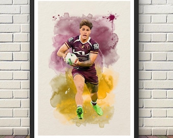 Może przedstawiać: Wydruk w stylu akwareli przedstawiający zawodnika rugby w bordowo-złotym stroju, trzymającego piłkę do rugby. Grafika ma kolorowe tło z plamami fioletu, żółci i bordo. Zawodnik ma na sobie zielone buty, widoczny jest numer 1.