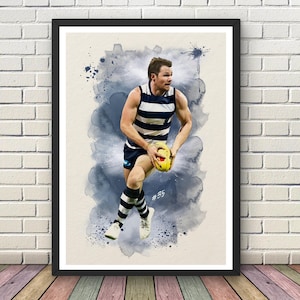 Könnte beinhalten: Gerahmter Kunstdruck eines Footballspielers in blau-weiß gestreifter Uniform, der einen gelben Ball hält. Das Kunstwerk zeigt einen blauen Aquarellhintergrund und die Nummer 35.