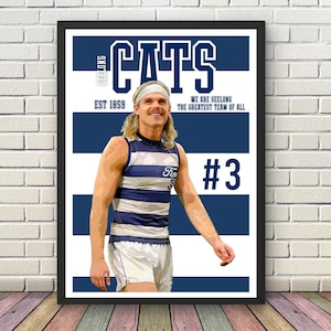 Può includere: Poster incorniciato con un atleta sorridente in una maglia a righe blu e bianca con la scritta "CATS" in alto. Il poster include il testo "EST 1859" e "WE ARE GEELONG THE GREATEST TEAM OF ALL". L'atleta indossa una fascia e il numero "3".
