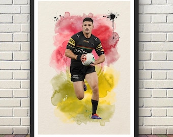 Może przedstawiać: Oprawiony wydruk artystyczny przedstawiający gracza w rugby w akcji, trzymającego piłkę. Gracz ma na sobie czarno-złoty strój. Tło ma akwarelowe plamy w kolorach czerwonym, żółtym i czarnym. Wydruk jest oprawiony.