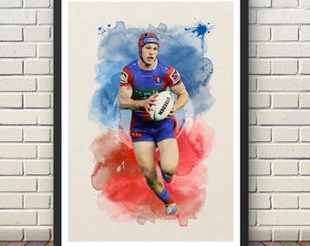 Może przedstawiać: Oprawiony wydruk w stylu akwareli przedstawiający gracza w rugby w akcji, trzymającego piłkę do rugby. Gracz ma na sobie niebiesko-czerwony strój. Tło przedstawia niebieskie i czerwone plamy akwareli.