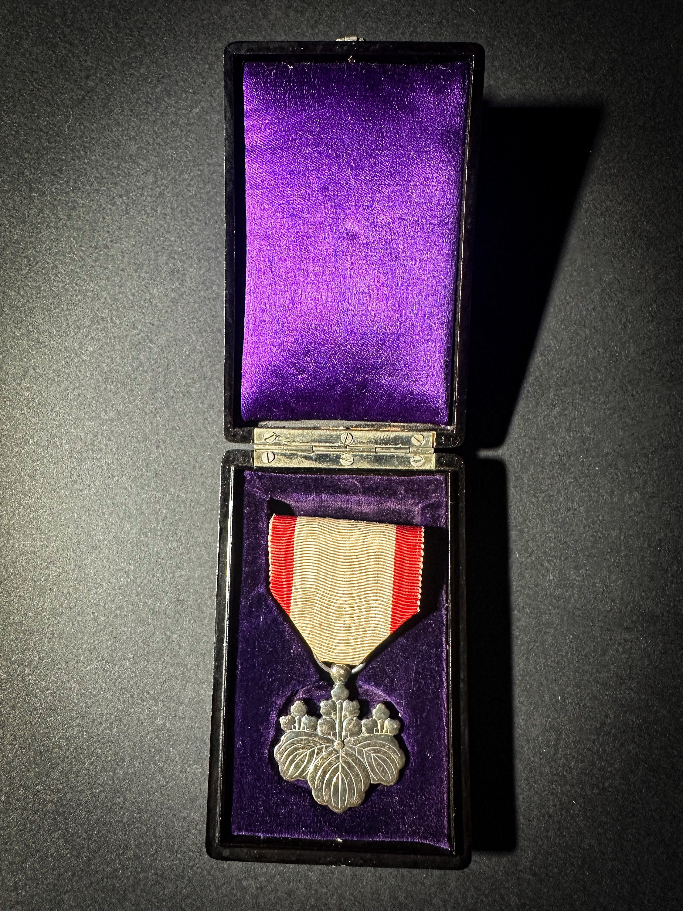 The Order of the Rising Sun 8 Class 旭日章 Kyokujitsu-shō