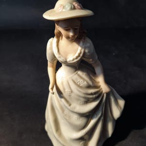 Porseleinen beeldje, vorstelijke collectie, Valentijnsbeeldje, meisje in wit-crème jurk, bloemenornamenten, beeldhouwkunst elegante dame, vintage decor