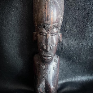 Handgesneden sculptuur van een Afrikaanse vrouw. Culturele kunst Blackwood authentiek traditioneel beeldje stammenbeeldje. Woondecoratie zwaar