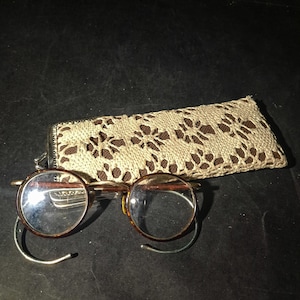 Antique Eyeglasses, European Windsor Style, Historical Eyewear, Intellectual Vintage Look, Minimalist Antique Accessories, Rim Eyewear
