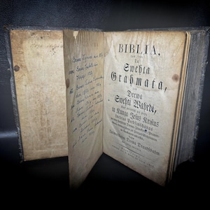 APOCRYPHA BIBLIA ! Le plus vieux style gothique letton BIBLIA, âgé de 200 ans ! Très rare livre religieux. Revêtement en cuir et bois. Gros et lourd !