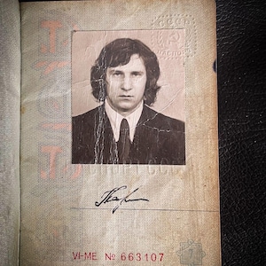 Vintage Sovjet-paspoort uit de jaren 80. Lets juridisch SSR-document. Authentieke echte documentenverzamelaars uit de 20e eeuw uit de 20e eeuw uit 1986