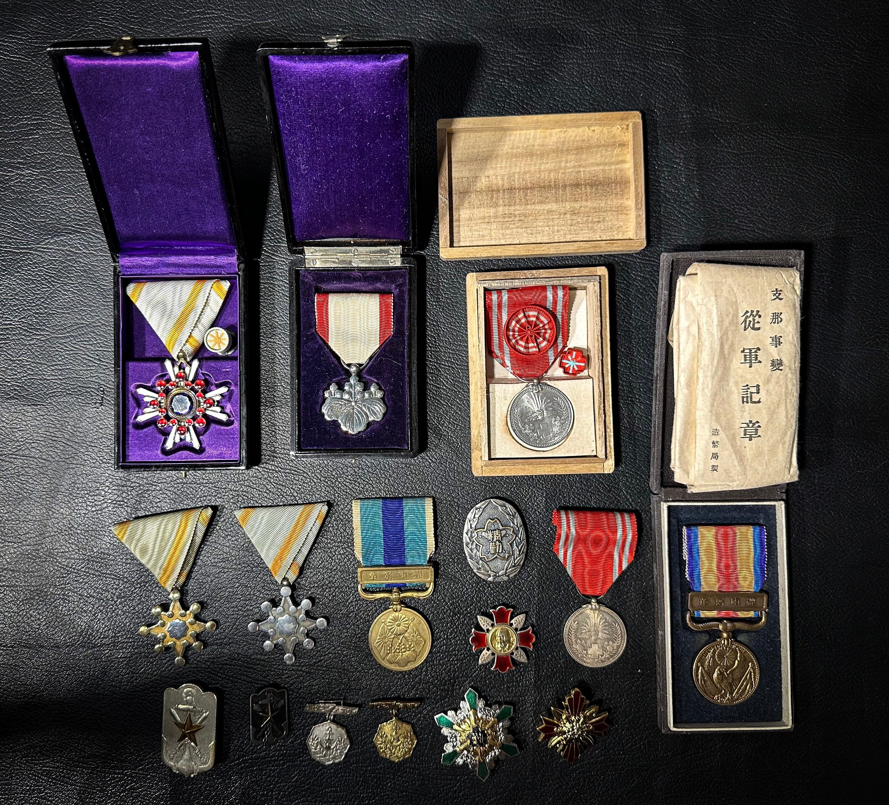 勲五等瑞宝章（瑞宝双光章）明治勲章 純銀製　勲章　Japanese medals The Order of the Sacred Treasure 瑞宝章 Zuihō-shō Japanese 5 Class