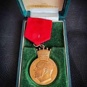 Swedish EXTREMELY RARE Medal in Original Box K. Patriotic Society Prince Bertil, Duke of Halland Award  Sweden Sculptor David Wretling