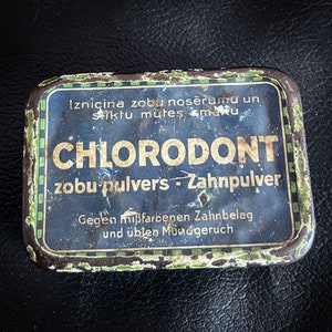 "WK2 1940s Vintage Rostige lettische Blechdose Metall Blechdose deutsche Militär-Ära Zahnpulver ""Chlordon"" Zahnpasta-Puderdose Zahnpasta."