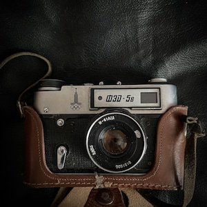 Olimpiadi ha rilasciato la macchina fotografica sovietica "Fed-5" con custodia in pelle e cinturino Fotografia sportiva da collezione Giochi olimpici Fotografo URSS Leica VTG