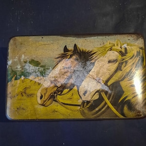 Boîte en fer blanc antique, boîte métallique ancienne, boîte patriotique vintage, objets de collection de la Baltique, récipient en métal rare, artefact historique de la Lettonie, thème cheval