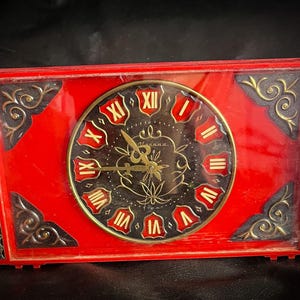 "Mechanische Vintage Uhr, ""Molnija"" Tischuhr, rotes Gehäuse ""Donner"" von der USSR aus gegebener Zeitmesser, Mid Century Artefakte, Arbeitsuhrwerk."