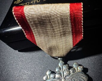 The Order of the Rising Sun 8 Class 旭日章 Kyokujitsu-shō