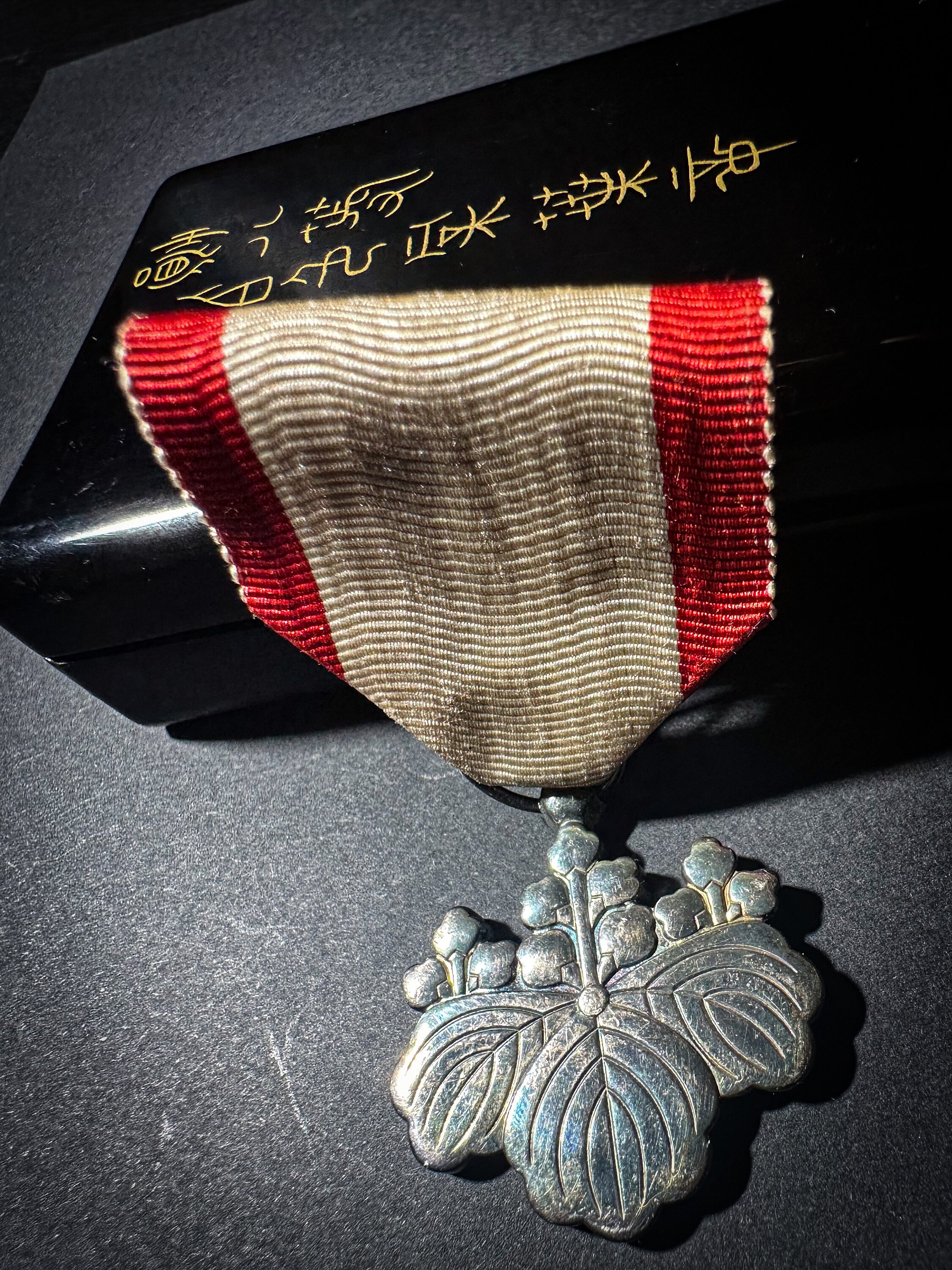 旭日章 / 憂国 ORDER OF THE RISING SUN The Order of the Rising Sun 8 Class 旭日章 Kyokujitsu-shō