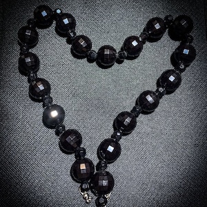 Vintage Schwarze Glasschliff Halskette 1960er Jahre Disco Ära Schmuck Glänzende Parties Oldschool TV-Show Retro Bijouterie Stilvolles Mid Century Party Geschenk