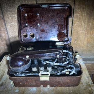 USSR militaire veldtelefoon, TA-57-telefoon, historisch legerapparaat, bakelieten telefoon, legervelduitrusting, Rode Legernetwerk, loopgraaftelefoon