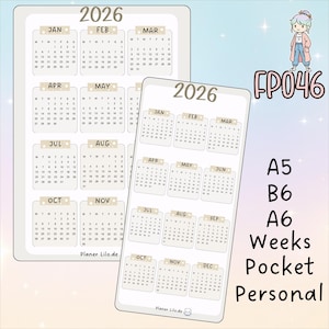 Könnte beinhalten: Zwei beige 2026 Kalenderaufkleber mit monatlichen Layouts. Die Aufkleber enthalten die Monate des Jahres, von Januar bis Dezember. Die Aufkleber sind mit A5, B6, A6, Weeks, Pocket und Personal beschriftet.