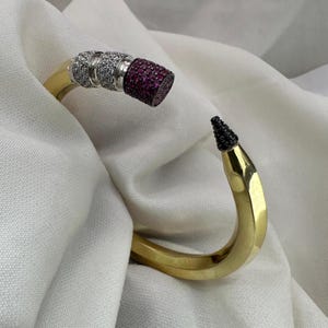 Bleistift Armreif, Pavé Moissanite Gelbgold Armreif, schrulliger moderner Statement Schmuck, einzigartiges Designer Edelstein Geschenk für sie