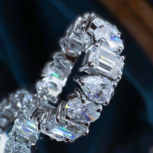 7.50 CTW Multi Form Brilliant Cut Moissanit Eternity Ring, Ewigkeit Cluster Ehering, Vorschlag Ring für Freundin, 14k Weißgold