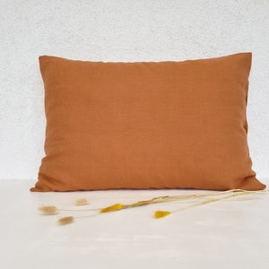 Funda de almohada de lino marrón. Funda de almohada de lino marrón. Ropa de cama de lino marrón.