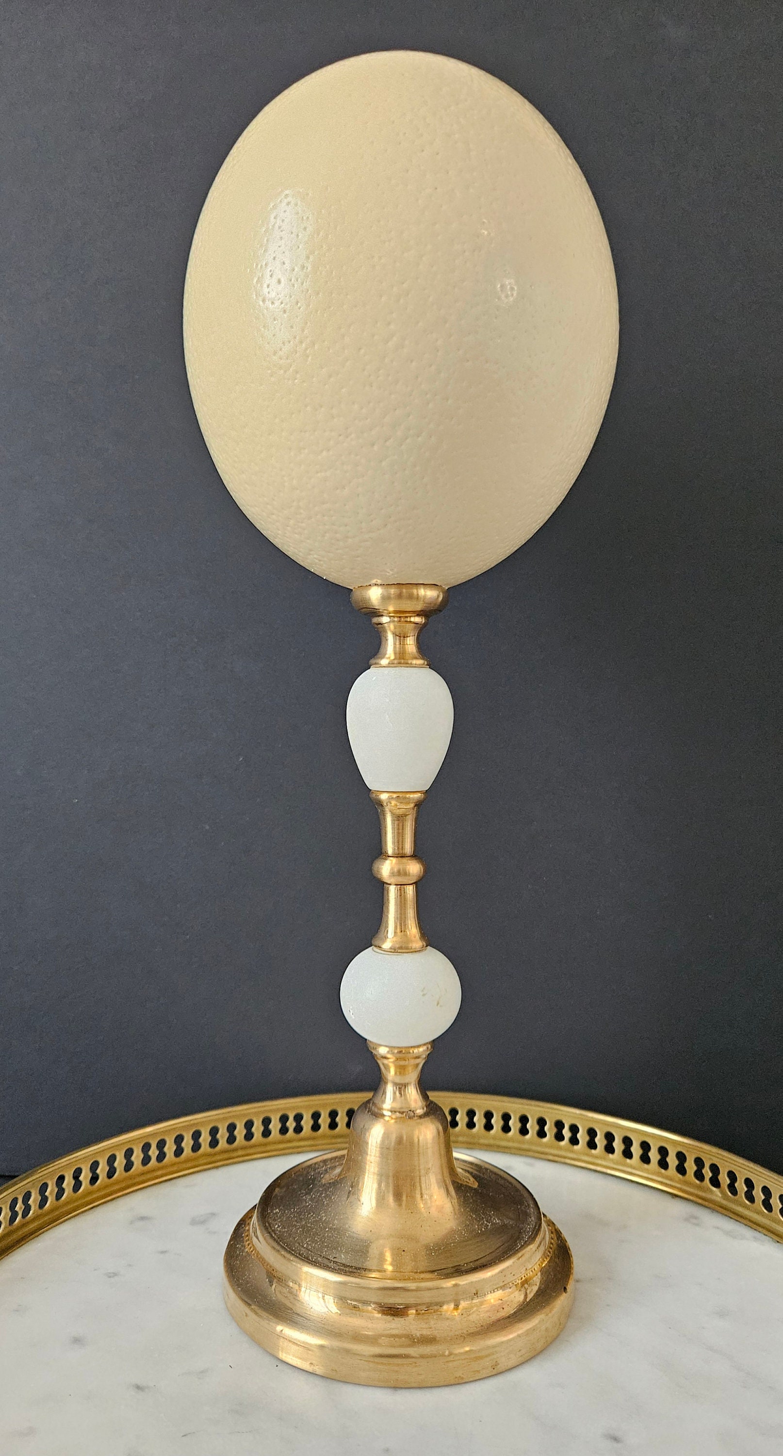 Oeuf d'autruche, socle en laiton, début XXè h:27cm