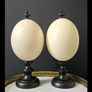Pode incluir: Um conjunto de três canecas de cerâmica com acabamento fosco e salpicado. As canecas são em tons de creme, cinza claro e cinza escuro. Cada caneca tem um design simples e minimalista e uma alça arredondada.