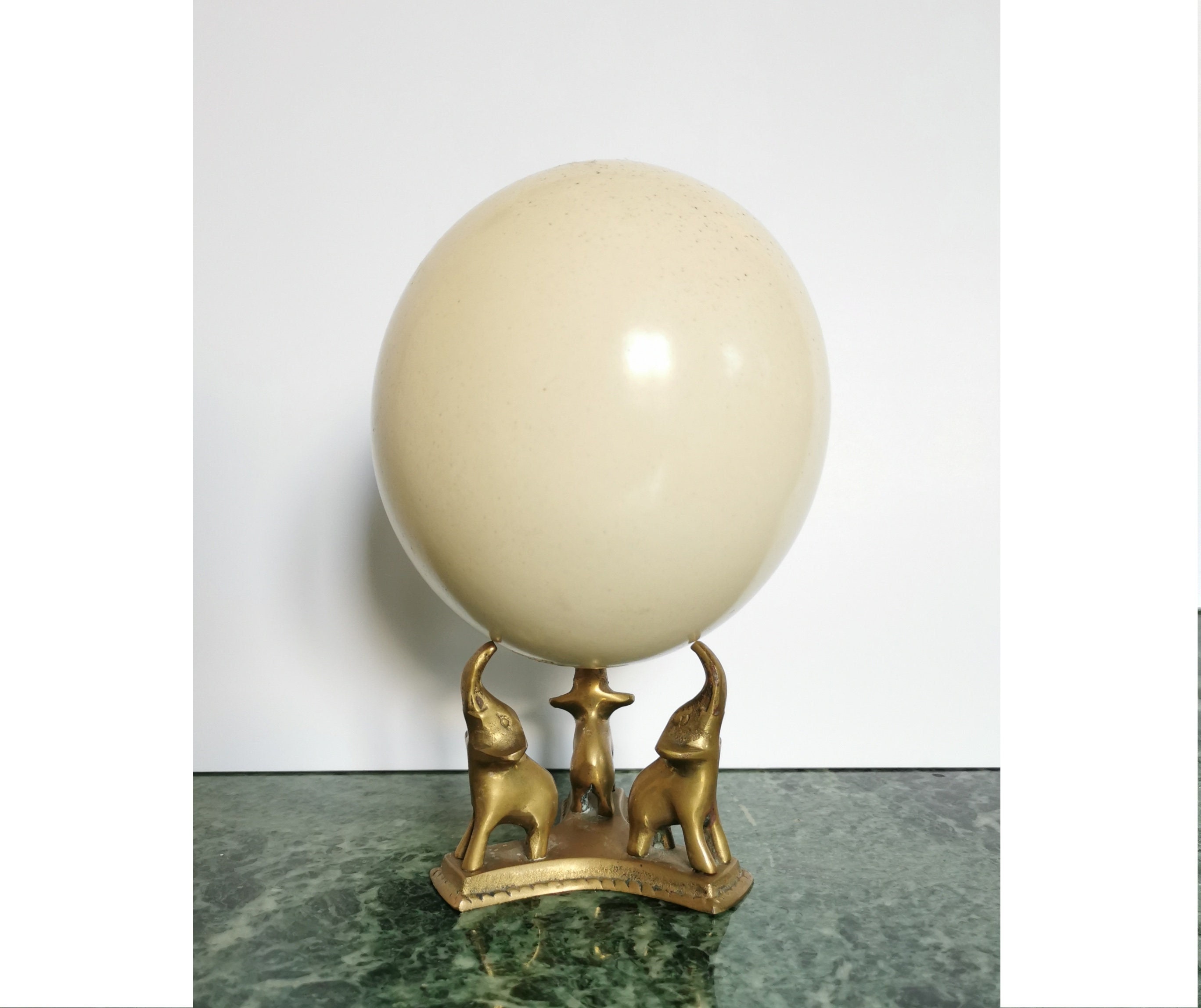 Oeuf d'autruche, Socle en Bronze Représentant 3 Éléphants. 22 X 12 cm | Déco . Cabinet de Curiosité 