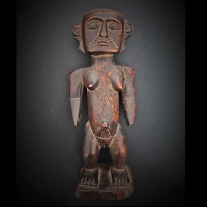 LUBA, weibliche Statuette, Demokratische Republik Kongo | Verwittertes geschnitztes Holz | H: 28,5 cm |  Demokratische Republik Kongo Stammeskunst Afrika