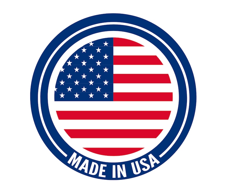Puede incluir: Un c&iacute;rculo azul con un borde blanco y el texto "MADE IN USA" en blanco. Dentro del c&iacute;rculo hay una bandera estadounidense roja, blanca y azul.