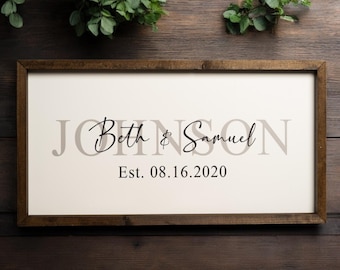 Può includere: Un cartello di legno bianco con cornice marrone. Il cartello dice "JOHNSON Beth & Samuel Est. 08.16.2020".